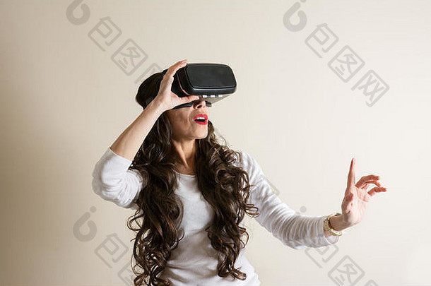 女人眼镜虚拟现实女人生活经验手眼镜