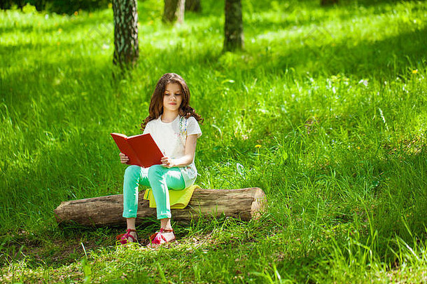 迷人的女孩森林书背景夏天公园