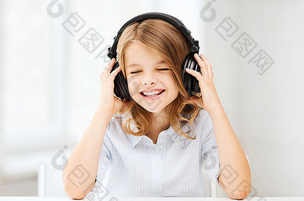 女孩耳机听音乐