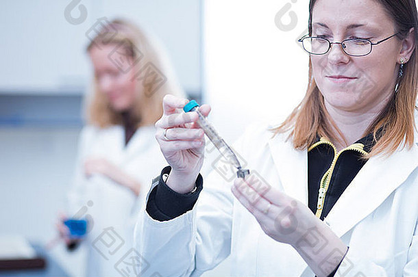 女研究人员携带研究化学生物化学<strong>实验室</strong>颜色健美的图像