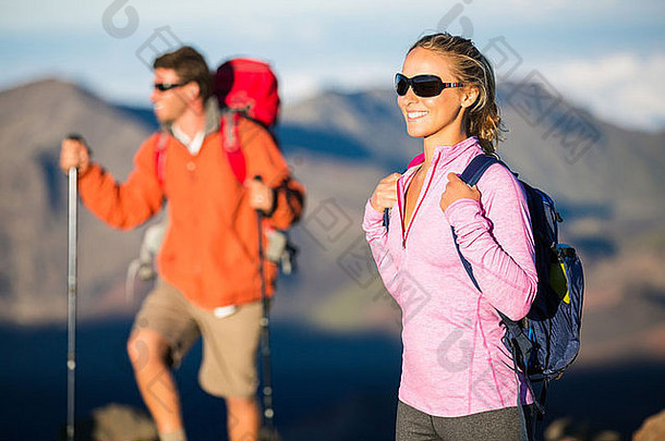 男人。女人徒步旅行美丽的山小道徒步旅行徒步旅行山健康的生活方式户外冒险