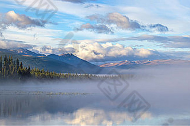 全景视图morchua湖多雾的早....