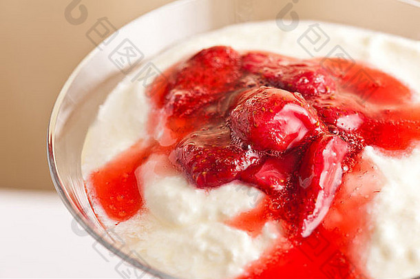 分层甜点使草莓酸奶布丁简单的设置