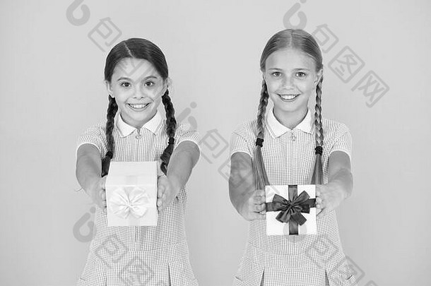快乐生日学校购物出售学校时尚礼物盒子拳击一天国际儿童一天假期概念复古的女孩给现在盒子快乐孩子们古董购物狂