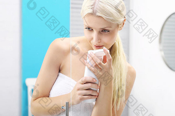站浴室女人闻乳液