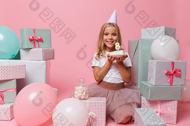 肖像微笑漂亮的女孩生日他庆祝坐着桩现在盒子持有蛋糕孤立的粉红色的