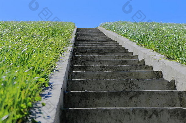 孤立的楼梯绿色草蓝色的天空