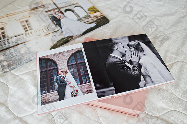 页面婚礼照片相册,照片专辑床上