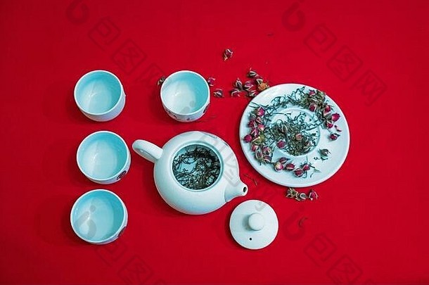茶作文中国人传统的茶杯茶壶背景红色的天鹅绒织物