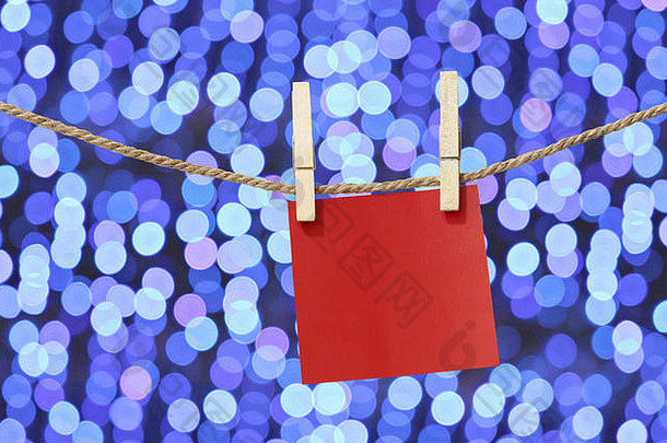 空白红色的纸笔记挂晾衣绳设计圣诞节一天散景光背景记事本设计的想法重要的一天