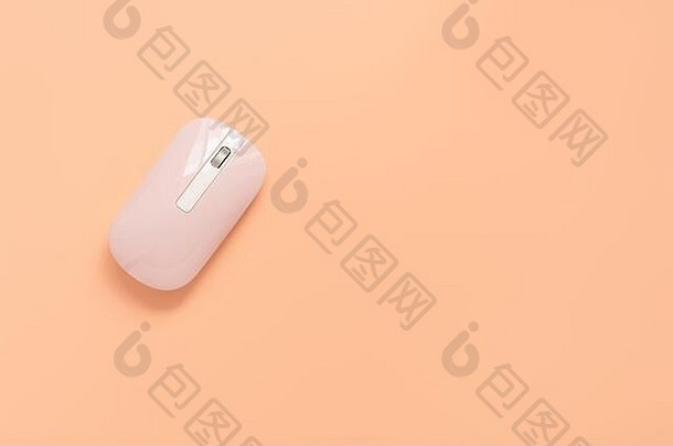 平躺粉红色的无线电脑鼠标粉红色的柔和的背景有创意的布局极简主义女工作空间前视图复制空间