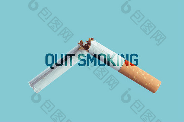 香烟燃烧光蓝色的背景烟上瘾戒烟概念