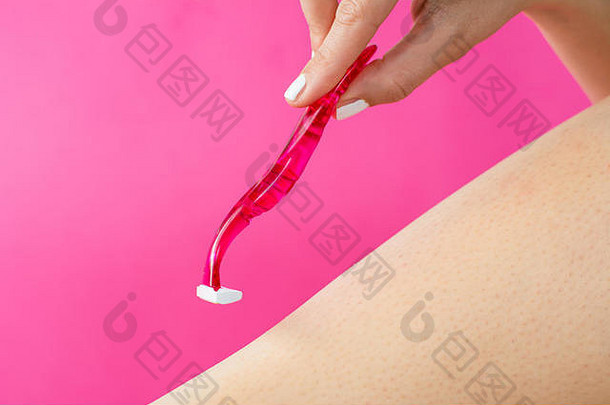 女人剃须腿红色的剃须刀
