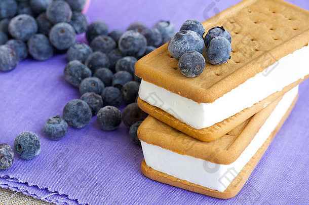 三明治冰奶油新鲜的蓝莓木表面