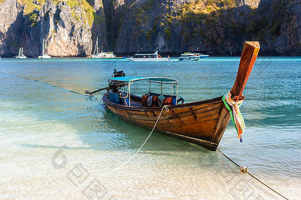 传统的泰国长尾巴船停泊海滩热带岛