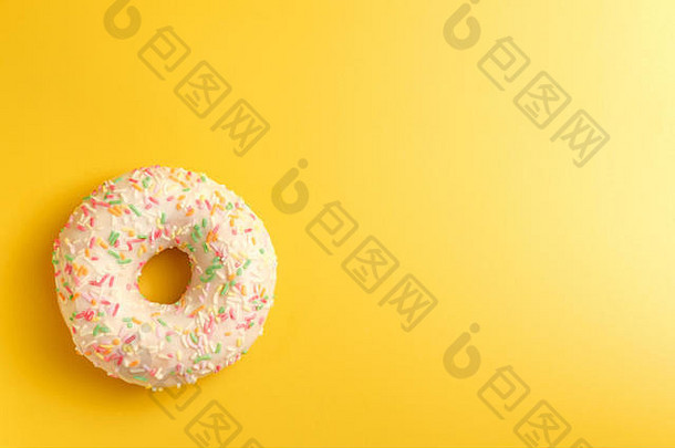白色甜甜圈黄色的背景前视图复制空间