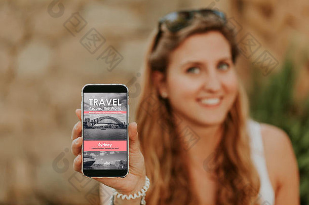 可爱的金发女郎女人持有移动电话手旅行机构网站屏幕
