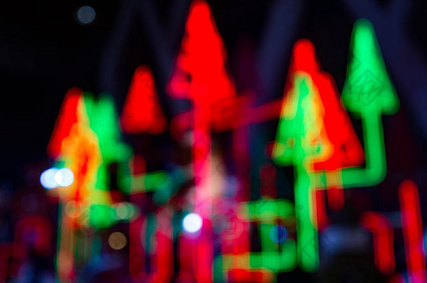 模糊图像色彩斑斓的领导光圣诞节树晚上