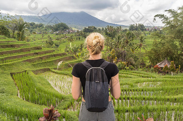 高加索人女旅游穿小背包美丽的绿色大米字段梯田jatiluwih巴厘岛岛