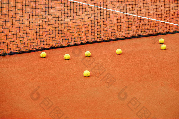 黄色的网球球谎言网球法院网概念体育运动