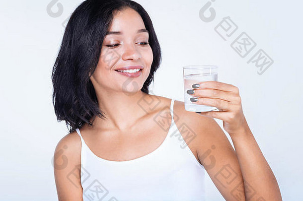 快乐的女人持有玻璃水