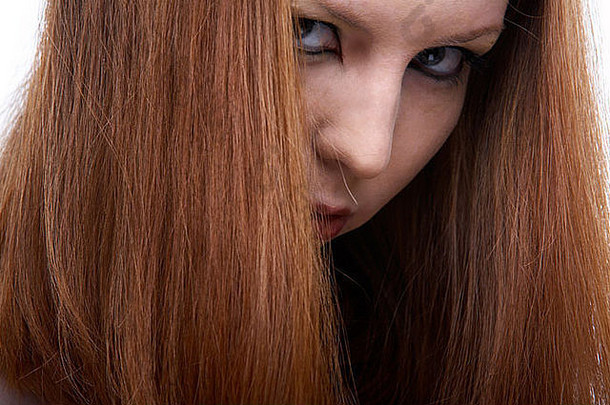特写镜头肖像美丽的红色头发的人苍白的剥了皮的模型转皱着眉头