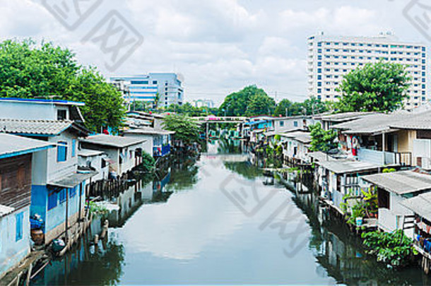 可怜的房子脏水运河郊区泰国全景