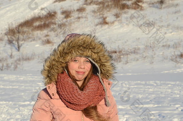 肖像美丽的微笑高加索人十几岁的女孩雪冬天背景冷冬天加拿<strong>大年</strong>轻的女东部欧洲起源