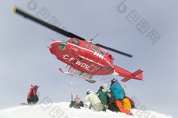 直升机下降滑雪者单板滑雪