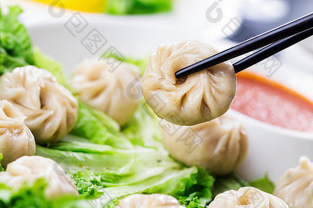 中国人食物筷子煮熟的厨房美味的持有摩摩即食服务