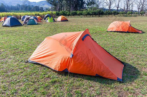 野营帐篷打传播草场农村山农村徒步旅行冒险