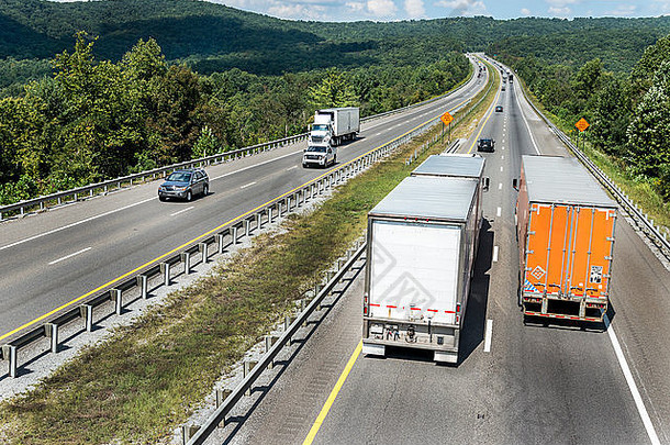 semi-trucks交通号州际公路高速公路