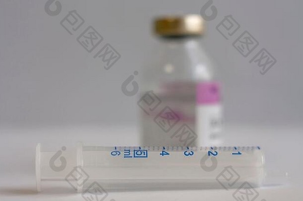 关闭注射器背景瓶抗生素注射药物治疗病人肺炎引起的冠状病毒科维德