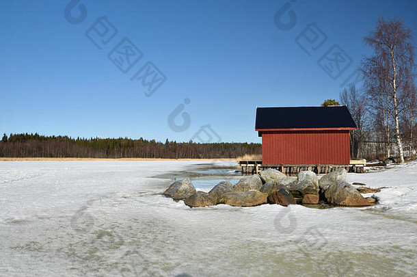 融化海冰春天太阳岩石红色的船库背景蓝色的<strong>天空图片</strong>北瑞典