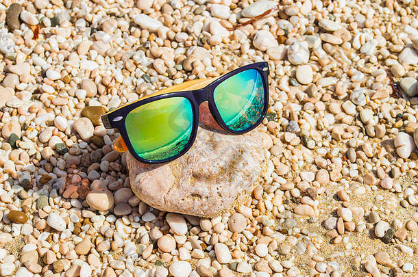 岩石一对黄色的眼镜制定微笑夏天假期概念