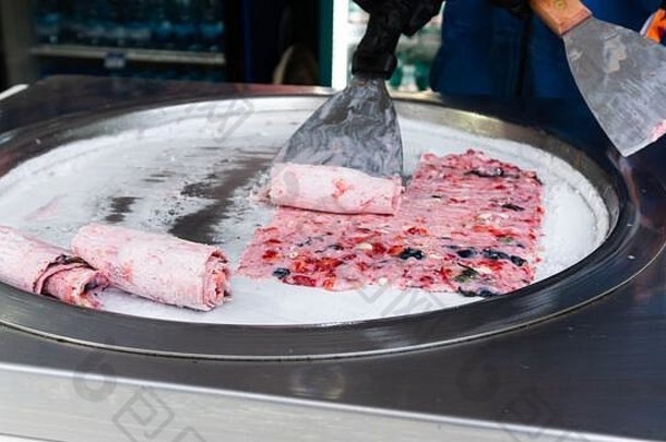 泰国甜蜜的食物街炒冰奶油卷冻结锅概念有机自然滚冰奶油手使甜点