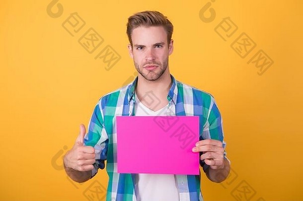 宣传特技英俊的的家伙给拇指持有粉红色的纸表宣传广告广告市场营销宣传机构宣传文本复制空间