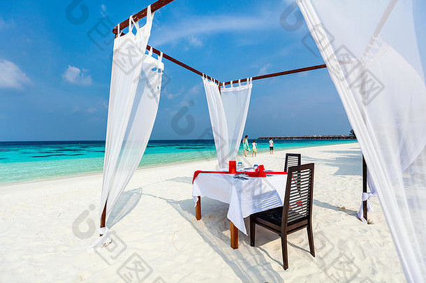 浪漫的奢侈品晚餐午餐设置热带海滩马尔代夫