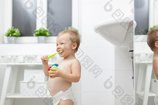 可爱的孩子学习刷牙齿浴室
