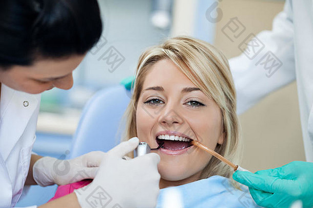 积极的病人牙医牙科检查
