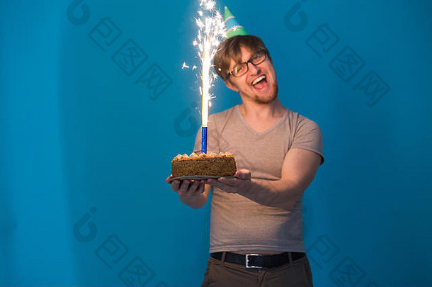 疯狂的快乐的的家伙学生眼镜问候纸他持有蛋糕燃烧烟花手假期生日概念