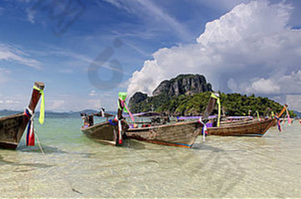 传统的泰国长尾船热带海滩