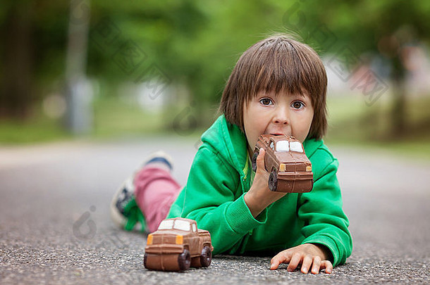 有趣的男孩玩车巧克力户外有趣的