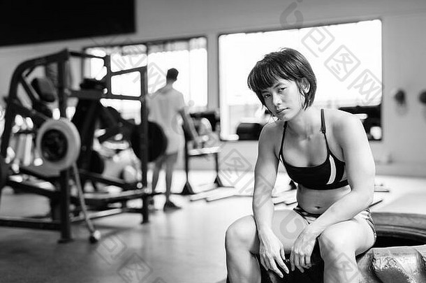 年轻的美丽的亚洲女人工作健身房