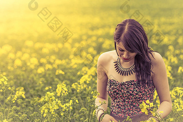 有吸引力的真正的年轻的女孩享受温暖的夏天太阳宽绿色黄色的草地部分系列