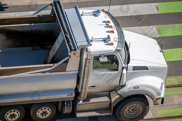 强大的大钻井平台提示卡车选项覆盖散装货物移动城市道路行人穿越标记一边工作loadin