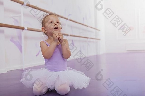 可爱的芭蕾舞女演员不知所措复制空间快乐可爱的芭蕾舞女演员图图紧身连衣裤兴奋地坐着芭蕾舞学校