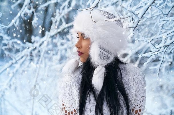 英俊的模型时尚的温暖的他摆姿势森林分支机构树雪美丽的女孩长黑色的头发现代白色服装