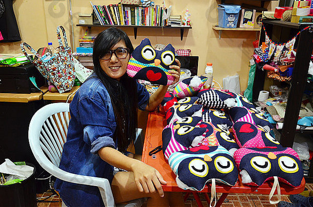 泰国女人缝纫猫头鹰娃娃枕头