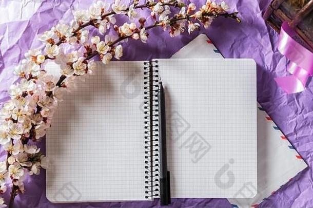 开放空白笔记本笔樱桃开花分支明亮的背景写作信对应概念